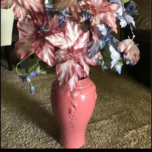 Decorative beautiful Pink Vase w/silk flowers 🌸